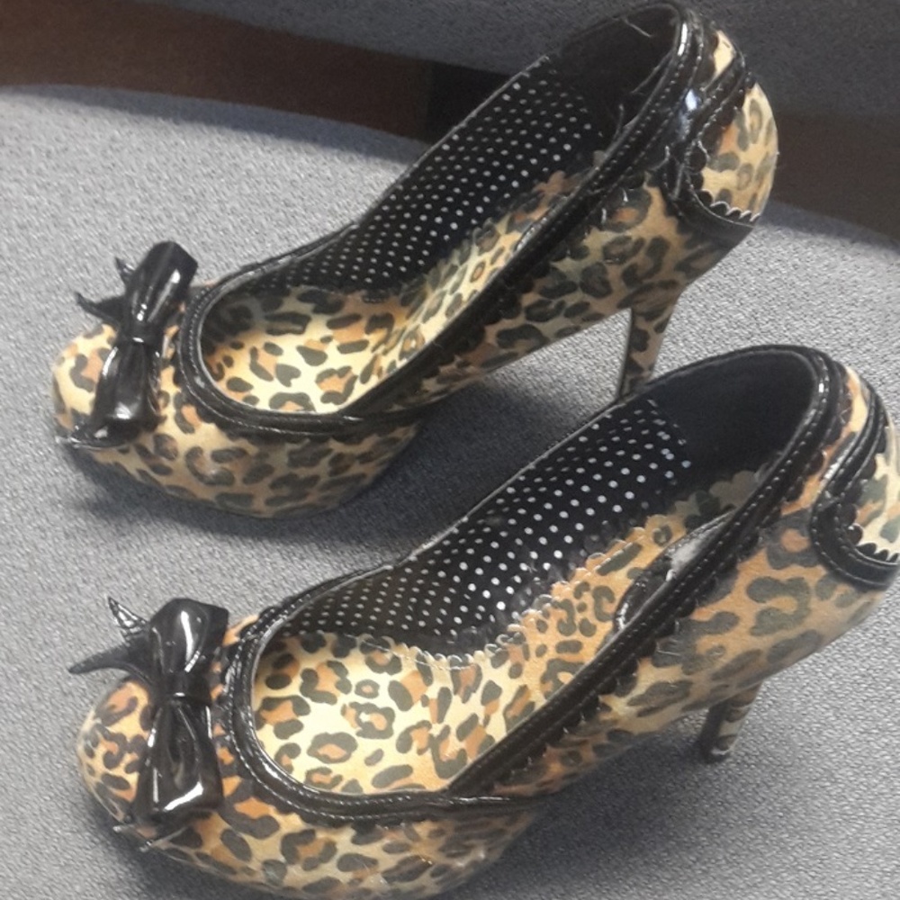 Leopard print rounded toe heels - Size 9